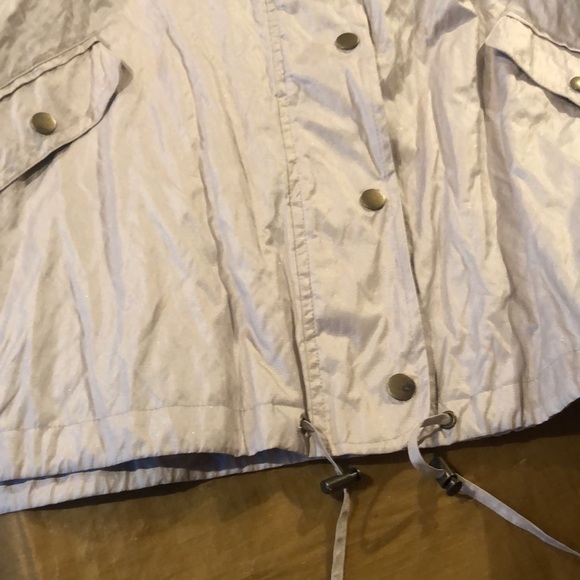 Chico’s Zenergy size XL 14-16 tan windbreaker with a bit of shimmer - Picture 2 of 16
